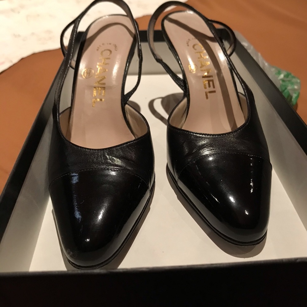 CHANEL Black Patent Leather Pointed-Toe Slingback Mules